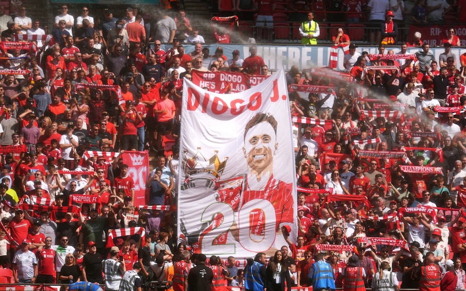 水晶宫球迷在若塔悼念仪式时躁动，范戴克不满：这太令人失望